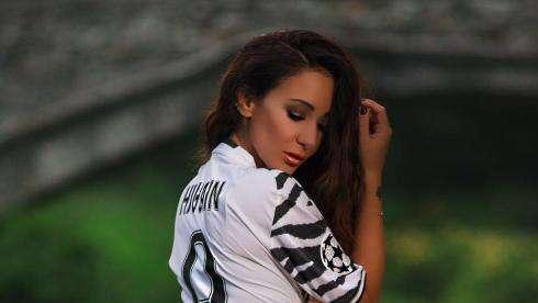 LA SIGNORA IN ROSA - Emanuela Iaquinta indossa la maglia di Higuain: "Sarà una Juve d'attacco"