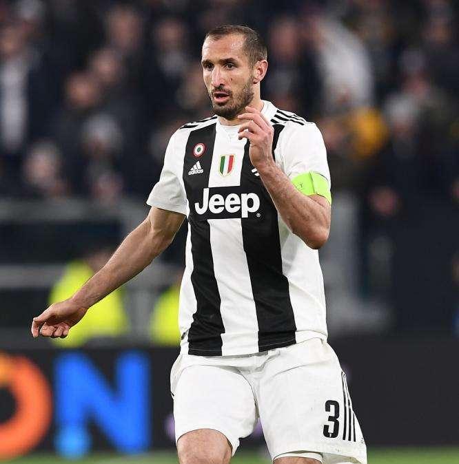 Chiellini presenta la maglia celebrativa per l'ottavo scudetto consecutivo 