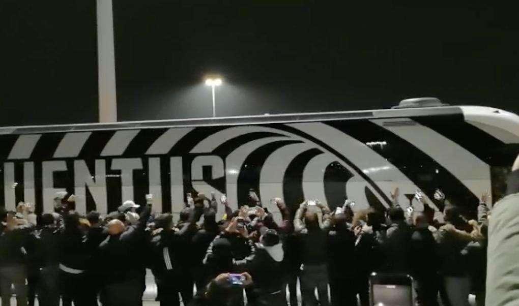 VIDEO TJ - Applausi per la Juve, fischi per il Milan all'arrivo delle squadre (VIDEO)