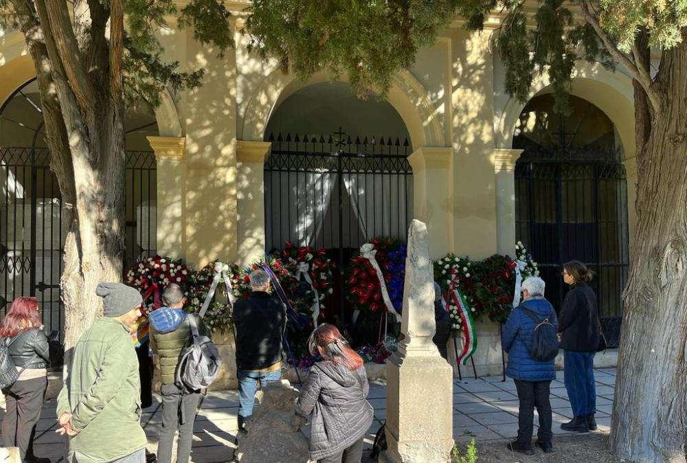 Completata la lapide di Gigi Riva con 'grazie Sardegna'