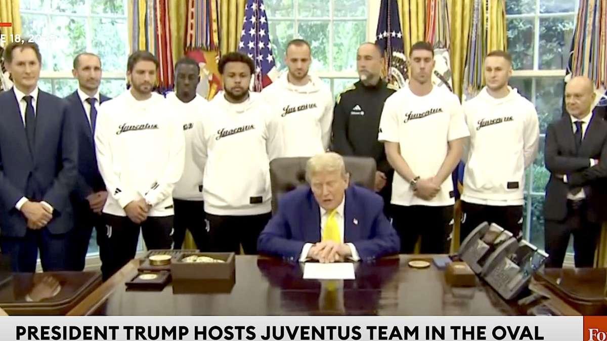 La Juventus ricevuta alla Casa Bianca da Trump. I siparietti con Elkann, Comolli e i due connazionali Weah e Mckennie (VIDEO)