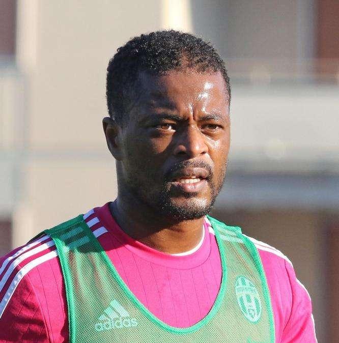 Dall'Inghilterra - Evra vuole convincere Dybala a scegliere lo United