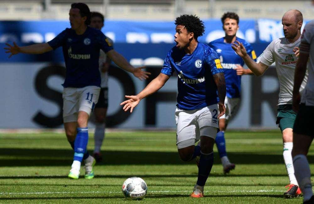Minneapolis: giocatore Schalke, fascia al braccio per Floyd
