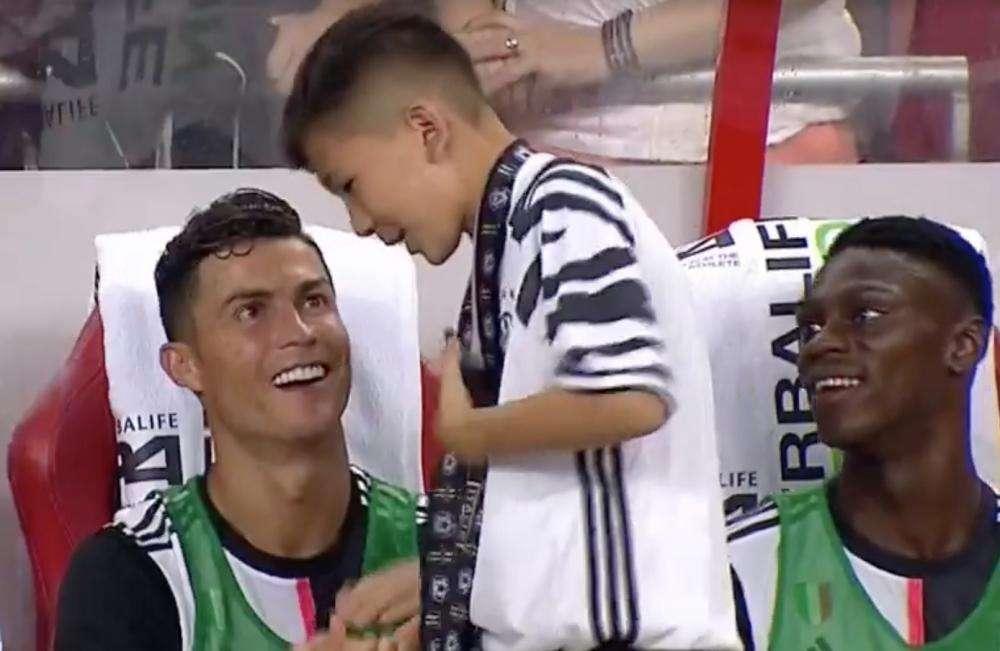 LIVE TJ - Blitz di un baby invasore nella panchina Juve: saluta Ronaldo e si siede con lui (FOTO)