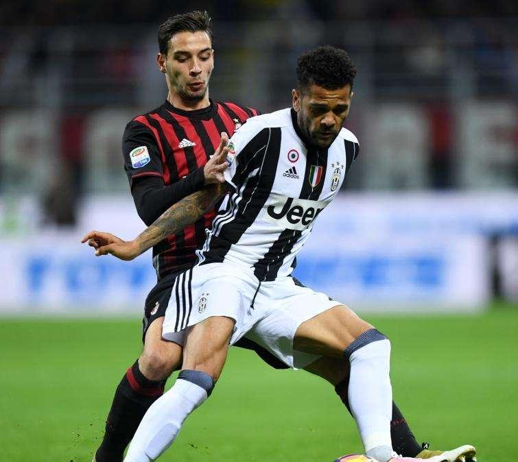 Juve, per il dopo Lichtsteiner è "ballottaggio" Darmian-De Sciglio