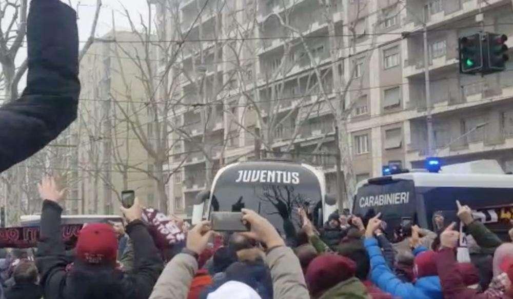 LIVE TJ - L'arrivo della Juventus allo stadio tra fischi e insulti (VIDEO)