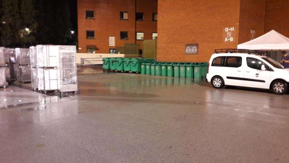 ESCLUSIVA TJ - Vergogna a Bruxelles, bidoni e cassonetti sotto la targa che ricorda i 39 angeli dell'Heysel. Laudadio: "Ennesimo oltraggio, pensano di nascondere sangue innocente con cemento e immondizia" (FOTO)