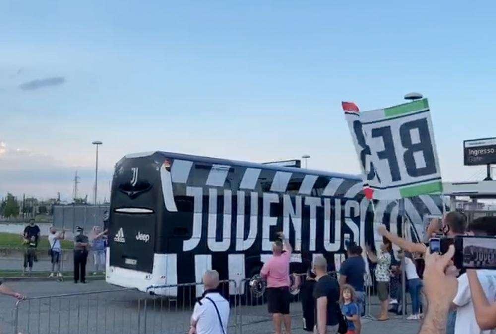 LIVE TJ - La Juventus arriva all'Allianz Stadium accolta da un gruppetto di tifosi (FOTO-VIDEO)
