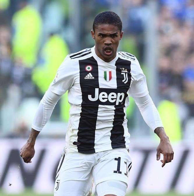 A Gedda un tifoso del Bayern chiede a Douglas Costa di tornare