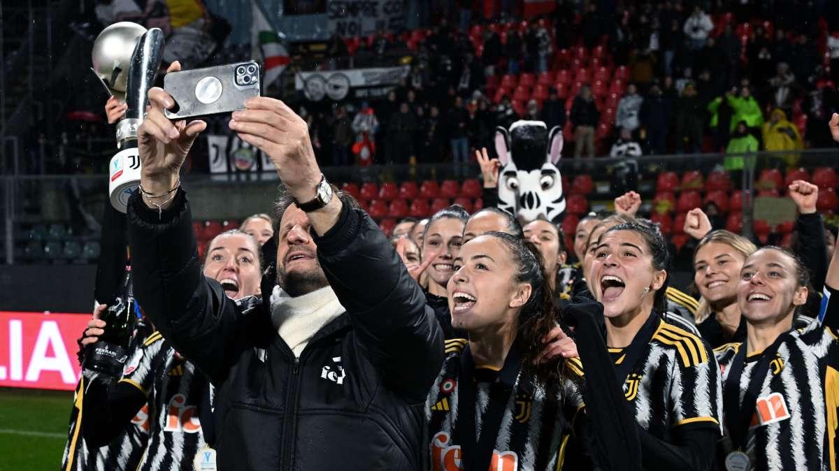 Pasillo de honor da parte della Fiorentina alle Juventus Women campionesse d'Italia
