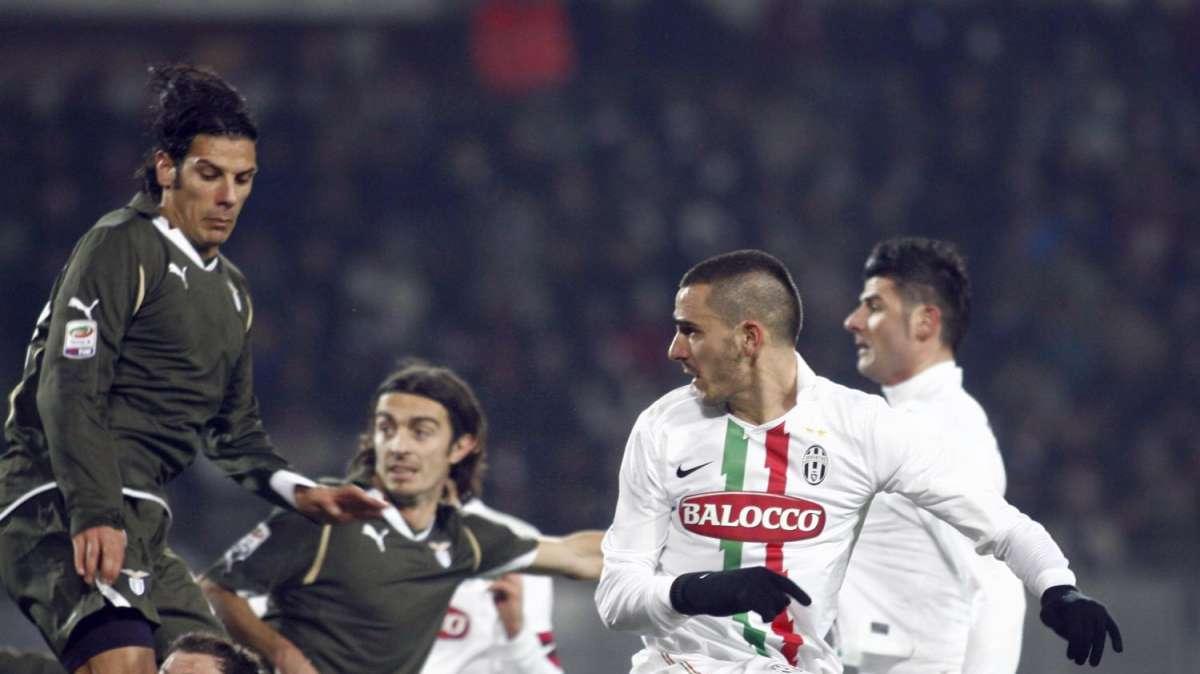 Riscaldamento Juve-Lazio, mazzo di fiori sotto la Sud in memoria di Alessio e Riccardo