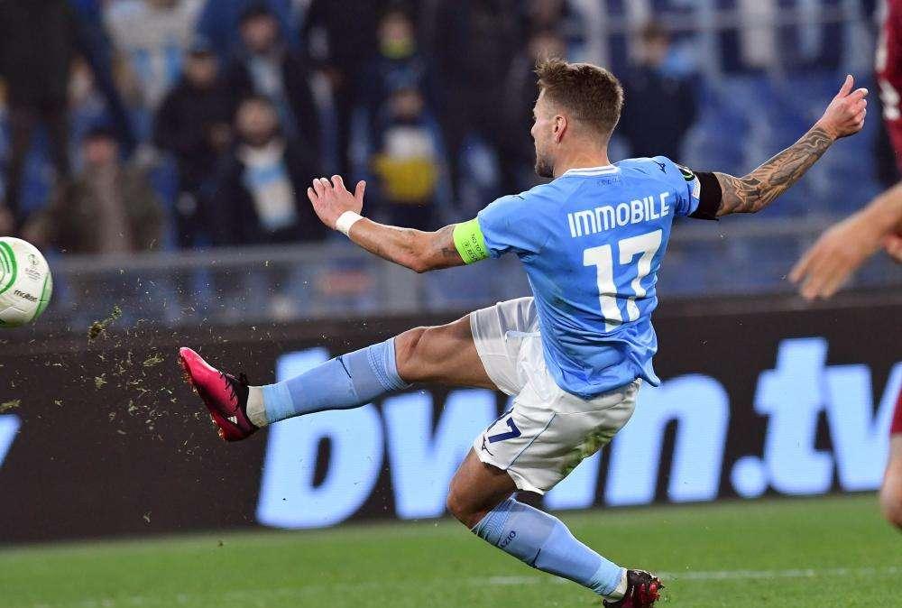 Lazio in 10 per oltre un'ora, ma batte 1-0 il Cluj