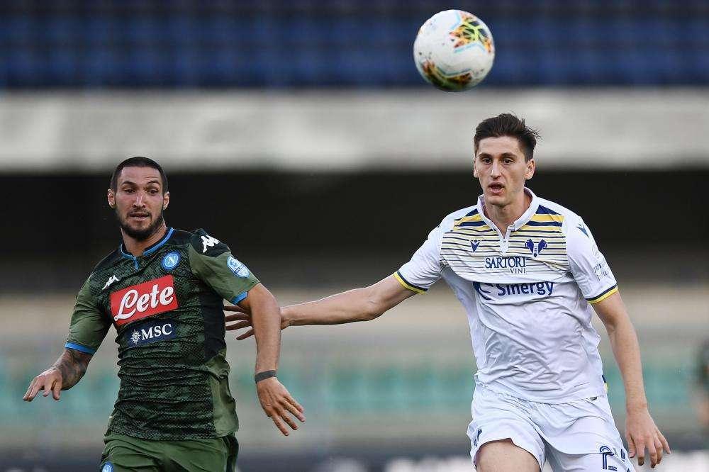 Kumbulla verso il rinnovo con il Verona, ma l'ipotesi cessione è dietro l'angolo