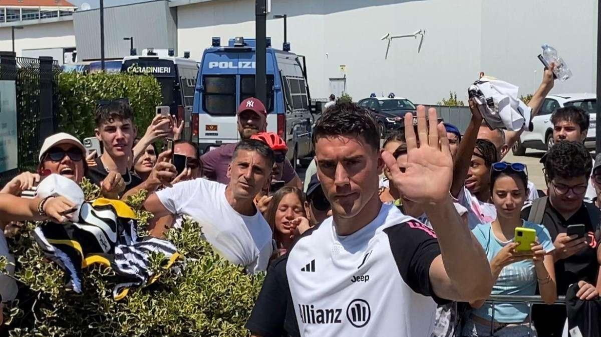 LIVE TJ - RITIRO JUVE DAY 1 - Visite terminate per Barrenechea. Uscito Vlahovic. DV9 si è fermato per con i giornalisti per un saluto. Anche Ranocchia, Nicolussi Caviglia, Akè, Yildiz al JMedical (VIDEO E FOTO)