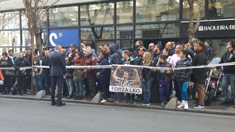 LIVE TJ - Bagno di folla per la Juventus all'esterno dell'Hotel Gran Meliá Fénix (FOTO-VIDEO)