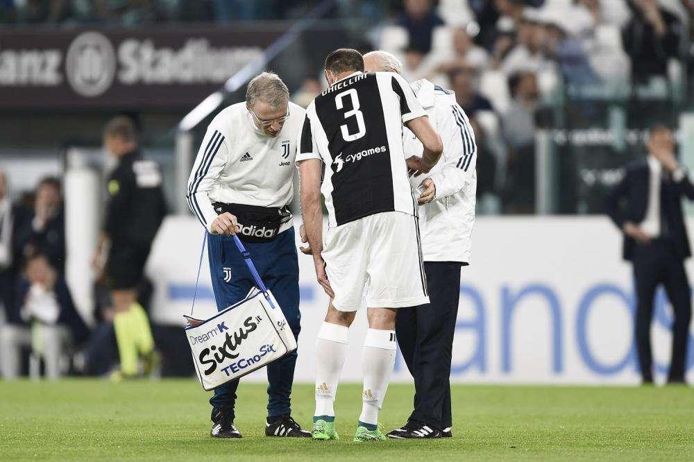 Il meritato riposo dei guerrieri mentre Chiellini...