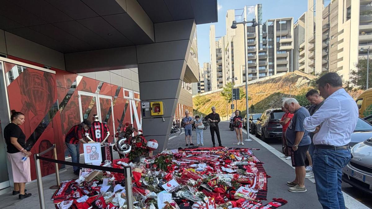 Salvini lascia sciarpa con il 6 di Baresi a Casa Milan: "E' stato un esempio"