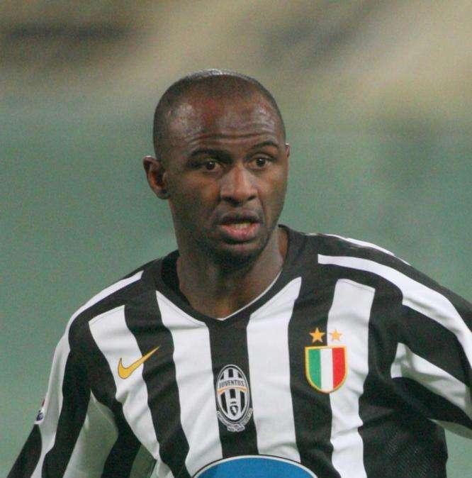 L'ex Vieira cuore d'oro: dona iPad ad anziani in casa di riposo 