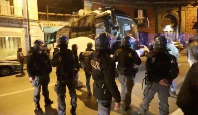 LIVE - La Juventus arriva al Grand Hotel Parker's accolta da una quarantina di tifosi. Qualche sfottò per i bianconeri. 21 convocati. Domani sarà 4-3-3. Emre Can favorito su Bentancur. In attacco spazio a Berna, Mandzukic e CR7 