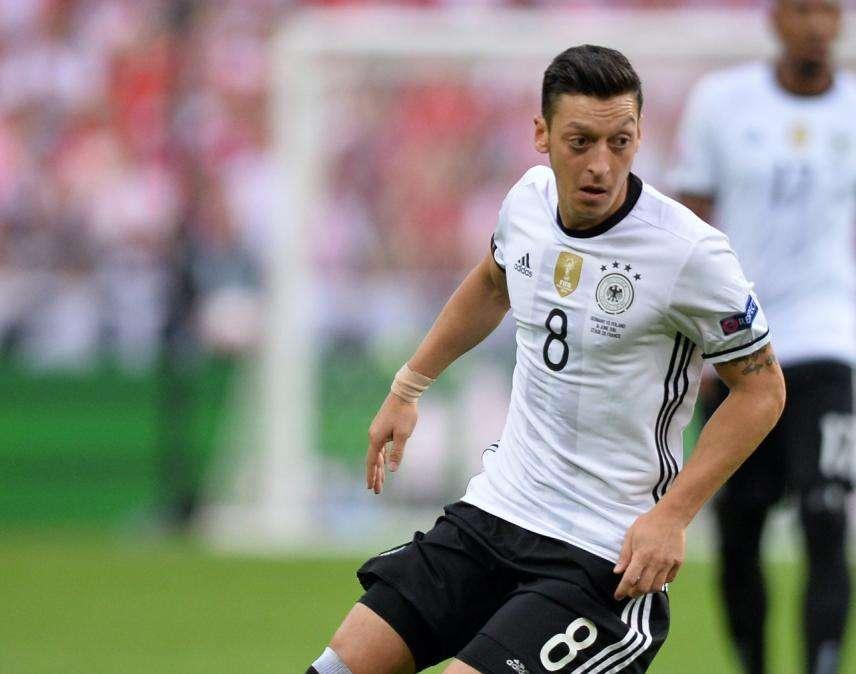 Arsenal, Wenger: "Vogliamo trattenere Ozil ma per ora il rinnovo..."