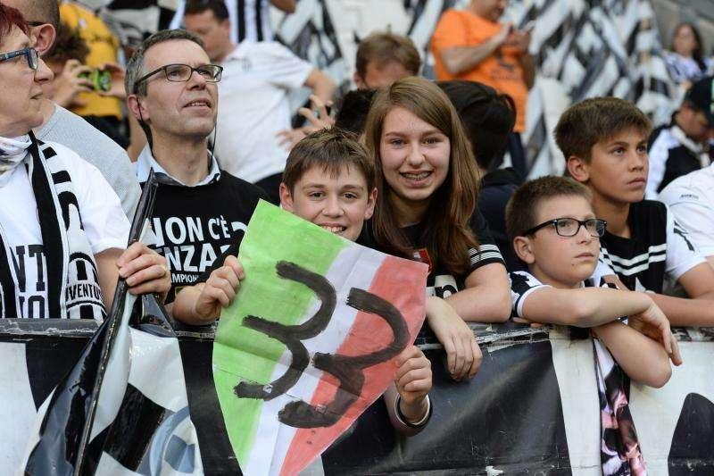 ESCLUSIVA TJ - Tifosi juventini cantano in Plaza Mayor 