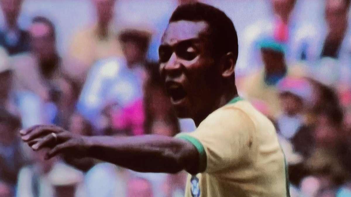 Un minuto di raccoglimento prima delle amichevoli e delle gare della 16ª giornata di Serie A per ricordare Pelé