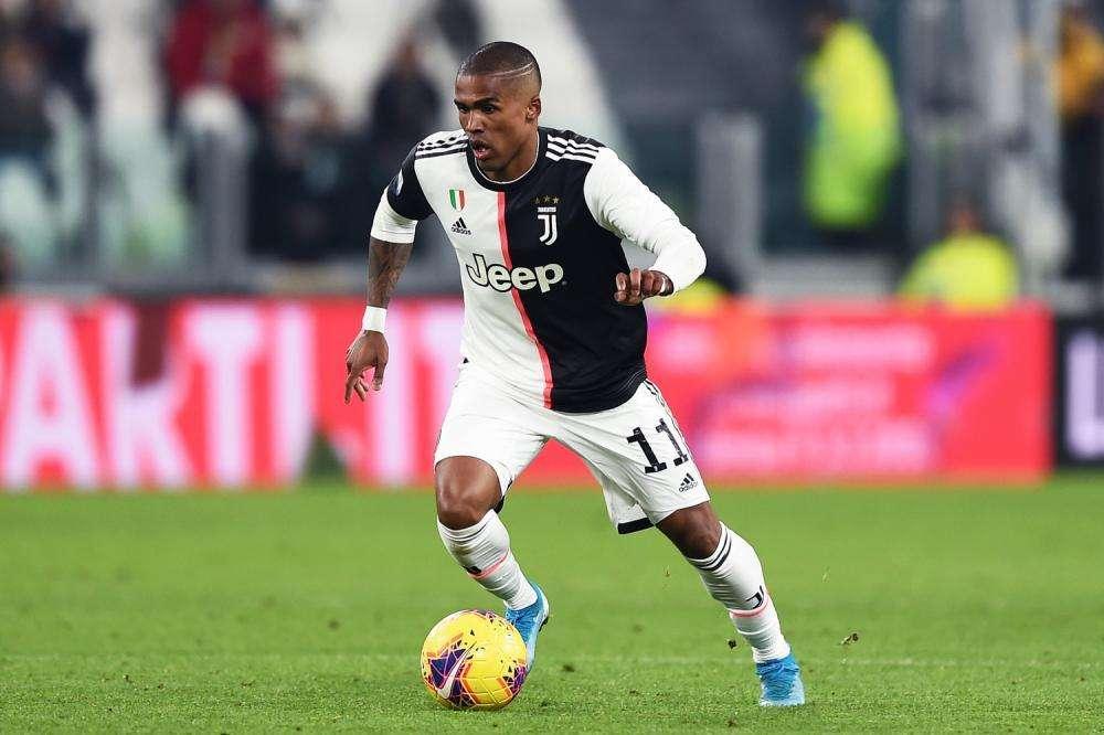 Douglas Costa si rilassa in piscina con la sua Nathalia Felix