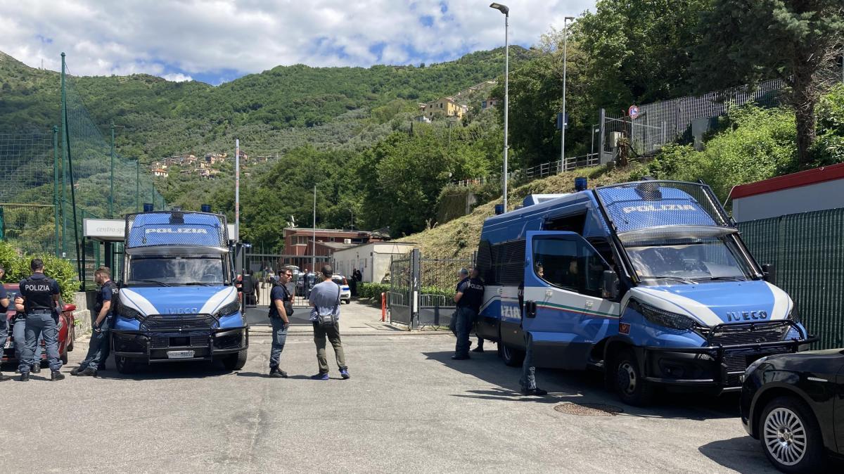 Tifoso Juve ferito nel derby, chiesto l'arresto di un poliziotto: avrebbe sparato lacrimogeno ad altezza uomo