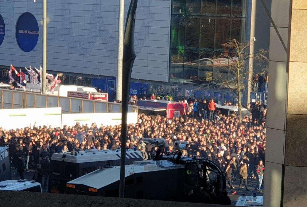 LIVE TJ - Ancora scontri polizia-tifosi Ajax davanti alla Johan Cruijff Arena. Le immagini di Tuttojuve.com (FOTO-VIDEO)