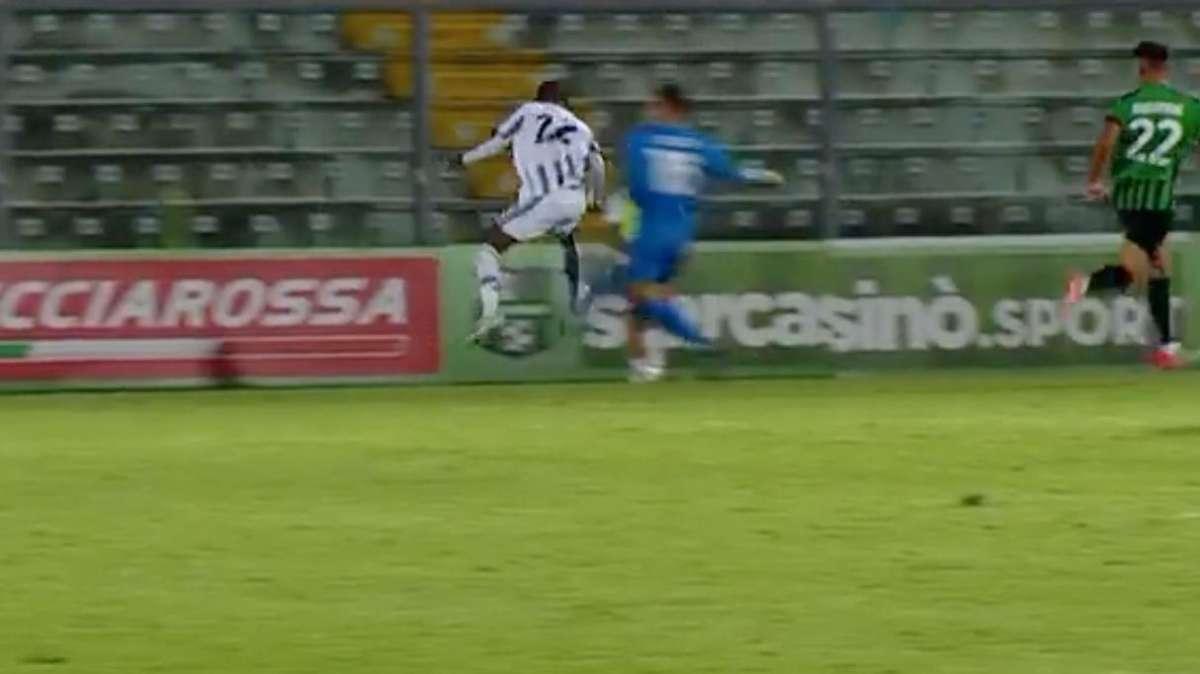 Sportitalia - Sassuolo-Juve, la folle uscita di Zacchi: abbatte Nonge e viene espulso (VIDEO)