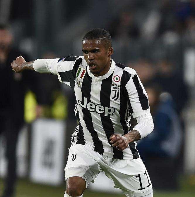Il Manchester United è pronto a tentare la Juve per Douglas Costa: i bianconeri resisteranno 