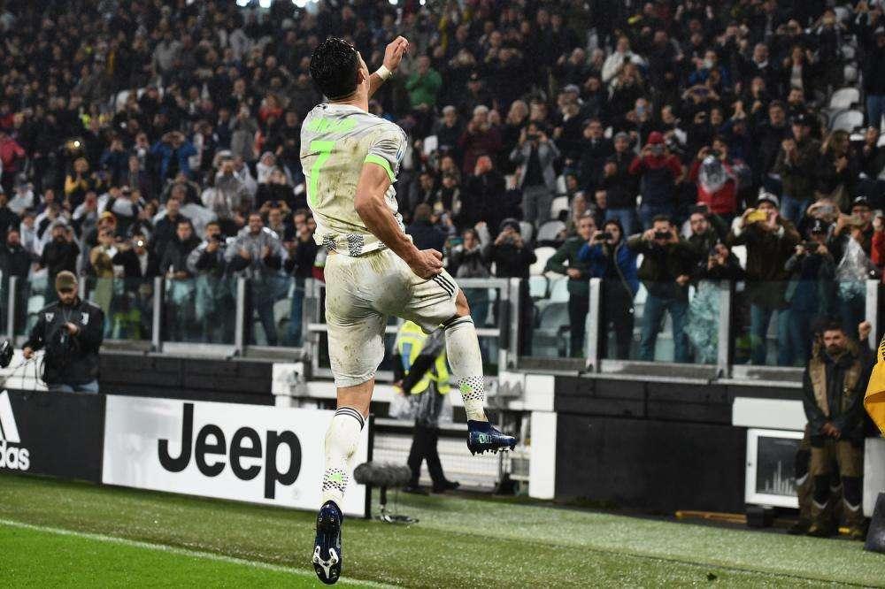 VIDEO - L'UEFA celebra CR7: che gol con il suo Portogallo!