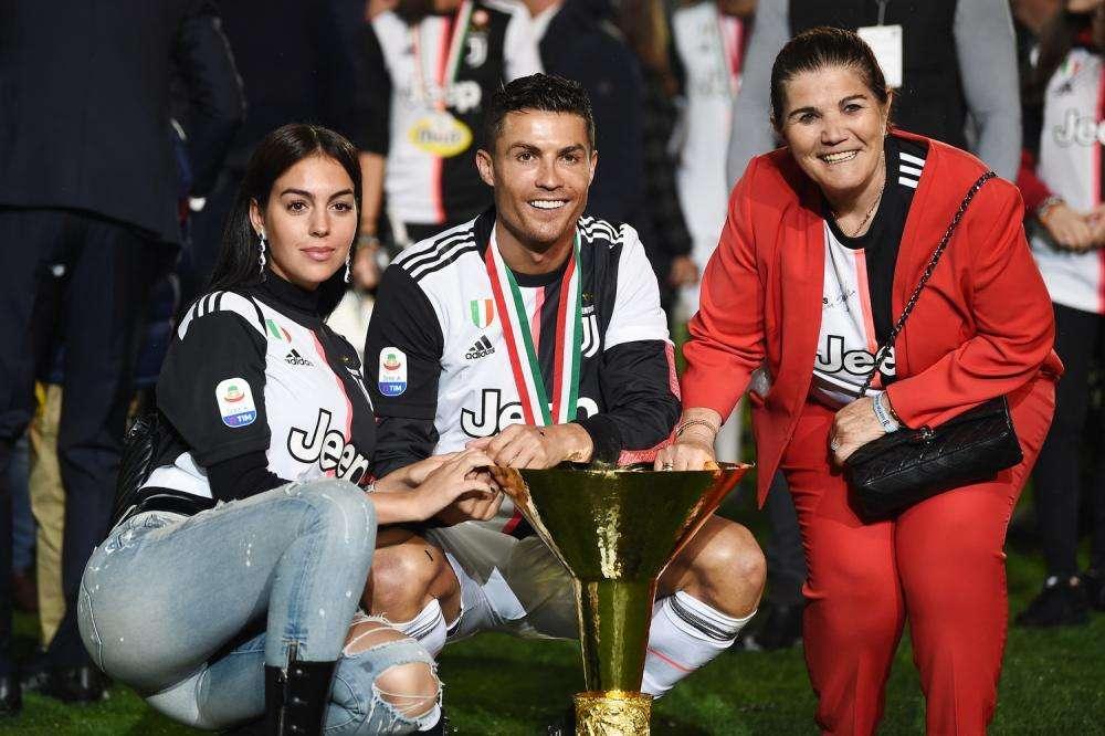 Dal Portogallo - Ronaldo subito dalla madre dopo la vittoria sull'Inter