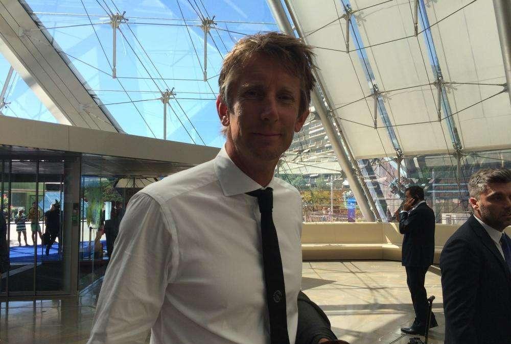 LIVE  TJ - Van der Sar lascia l'Hotel per recarsi al pranzo Uefa: selfie con i tifosi (VIDEO)