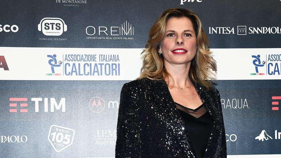Katia Serra dona la sua maglia azzurra al Museo del Calcio: "Per me è un onore, ho l'azzurro tatuato sulla pelle"
