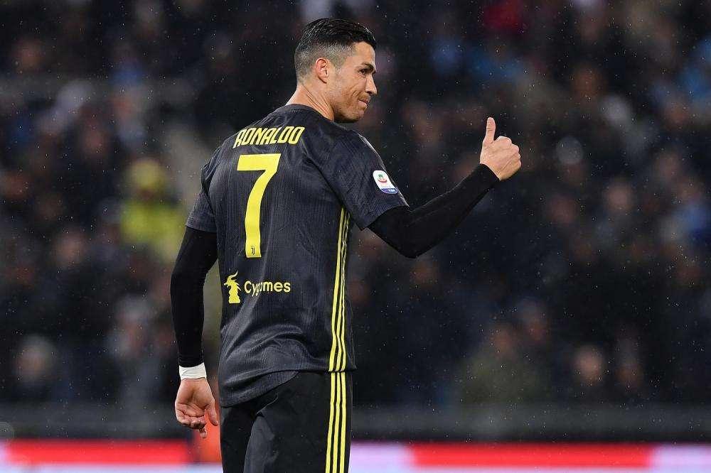 Ronaldo grande esultanza e l’Arena in silenzio con bottiglie che piovono 