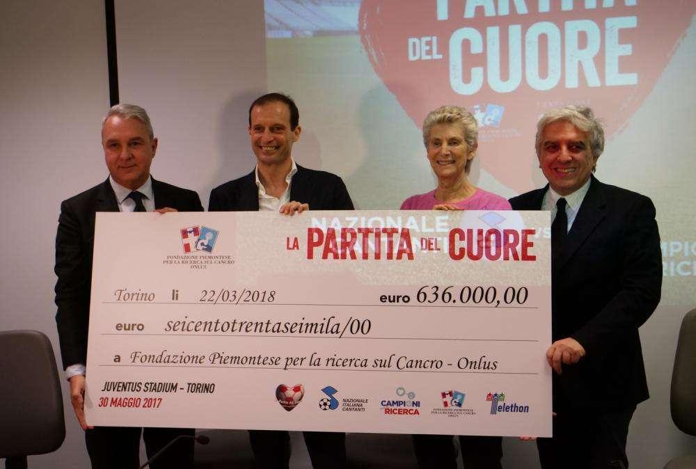 LIVE TJ - Allegri e Donna Allegra Agnelli hanno consegnato il ricavato della partita del cuore all'associazione per la ricerca sul cancro