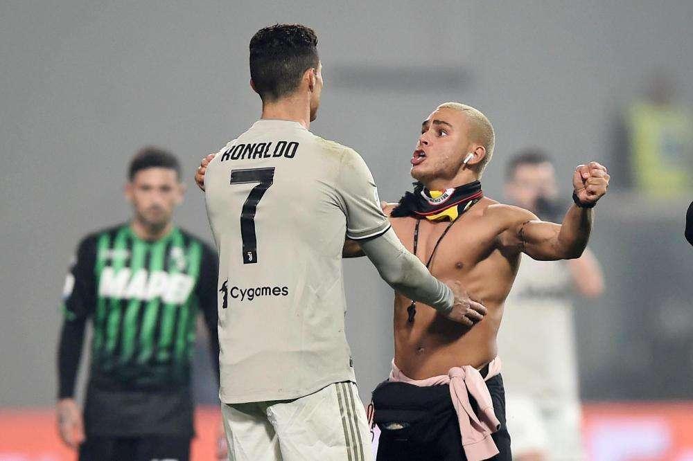 Cosa non si fa per abbracciare Ronaldo