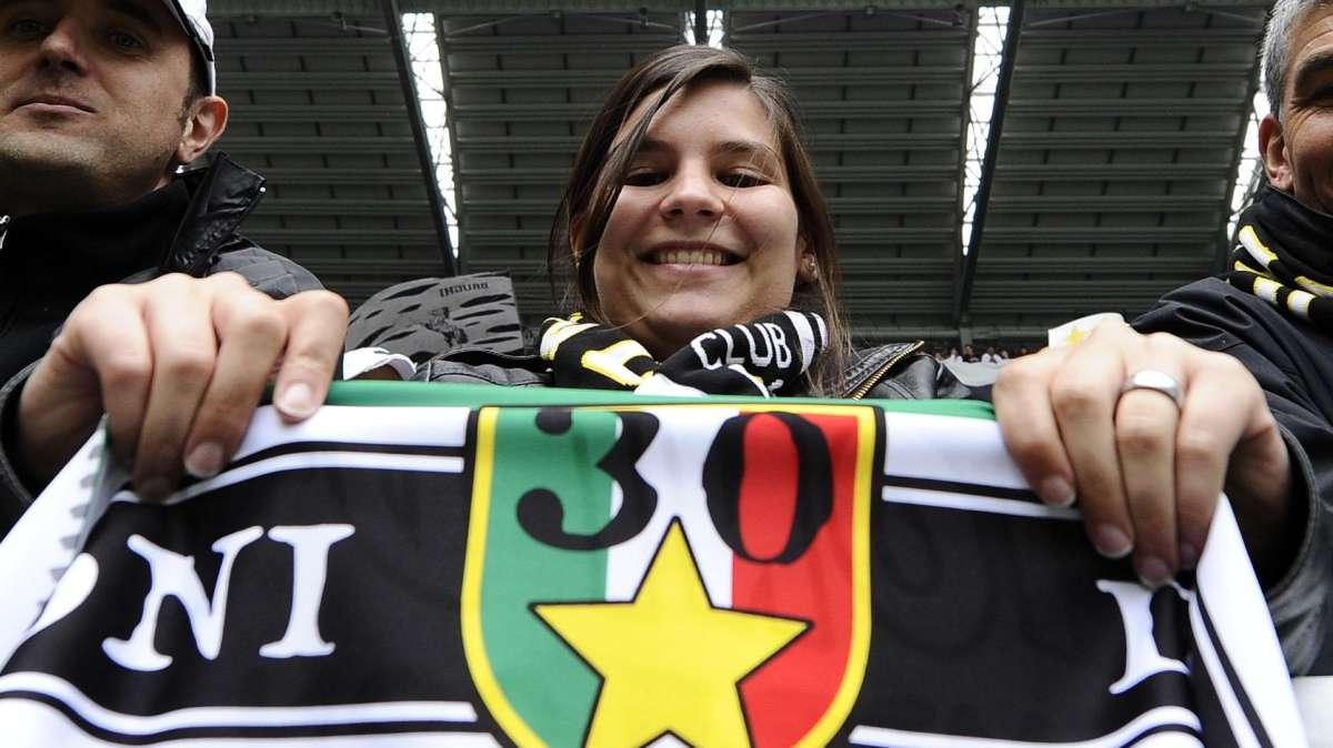 Incredibile sorpresa per l'Inter: allo stadio di Baku i tifosi del Neftci con maglie e bandiere della Juventus!