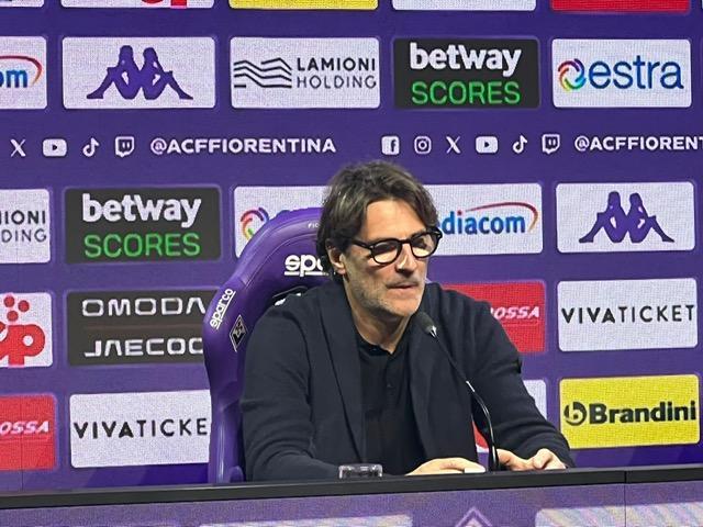 Qui Fiorentina - Vanoli in conferenza: "Contro la Juve vale tantissimo per i tifosi, dobbiamo uscire da questa situazione uniti. Gosens non sarà della partita. La Juve? Mi aspetto che possa passare al 4-3-3"