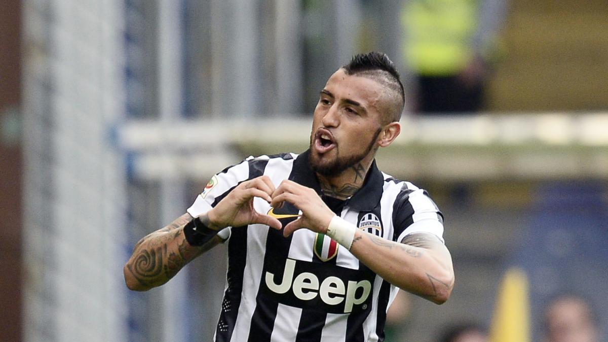Vidal negli spogliatoi del Colo Colo, abbraccia Vozinha prima del debutto e...gli porta bene