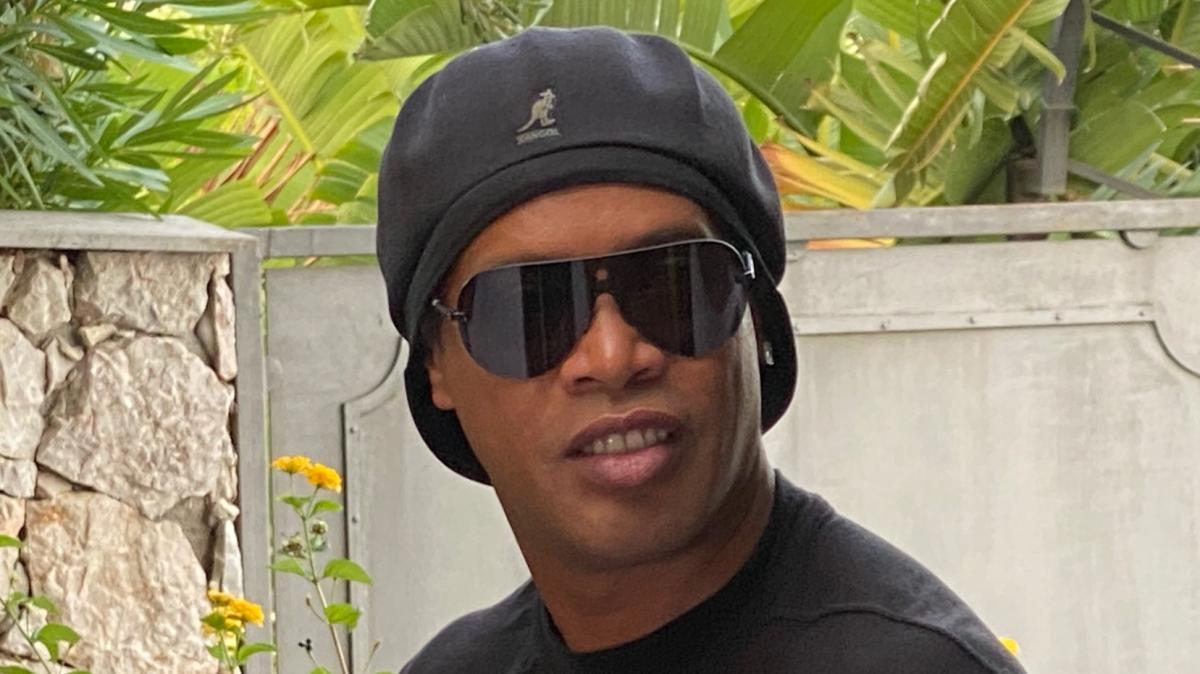 Ronaldinho ha firmato con il Ravenna: "Nuovi colori, lo stesso sorriso"