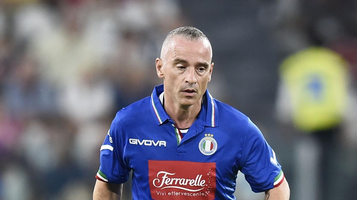 Eros Ramazzotti emoziona all’Allianz Stadium: la Juventus gli regala la maglia, la sua reazione conquista i tifosi