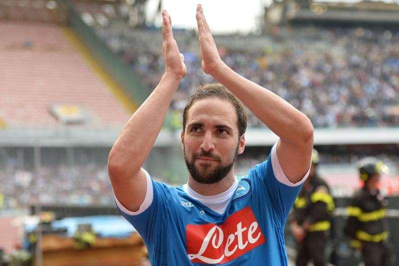 Lo scrittore De Giovanni contrariato: maglia di Higuain nel wc!