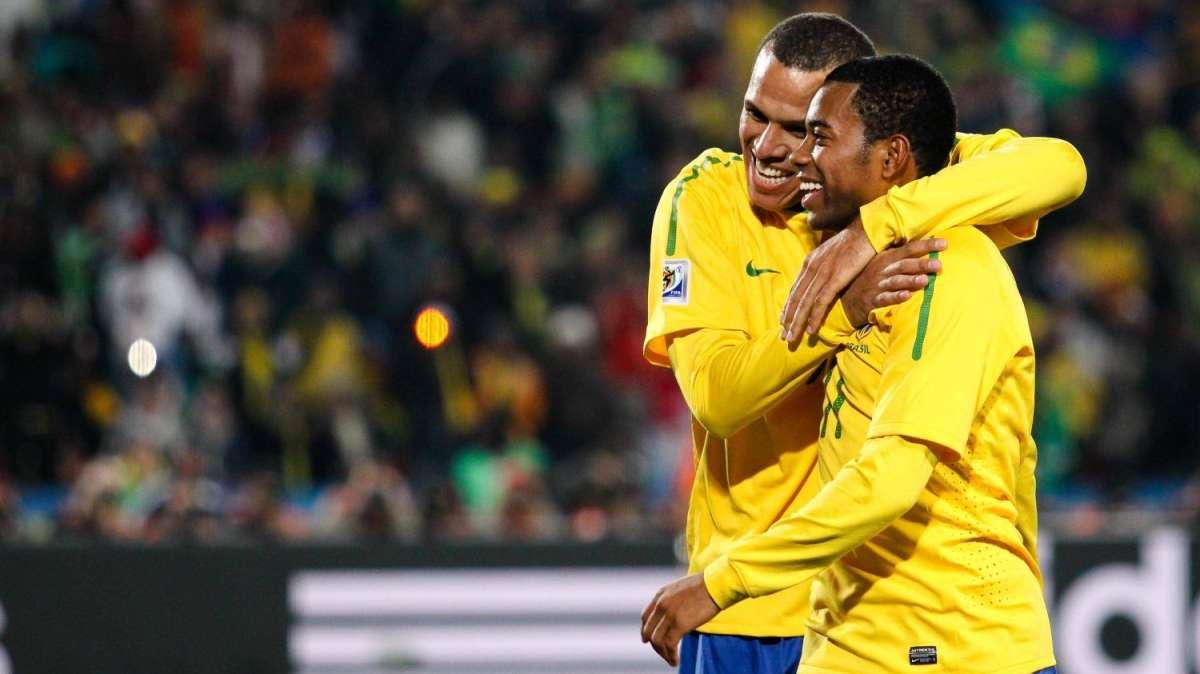 Luis Fabiano su  Twitter : "Manca poco per il mio trasferimento alla Juve"