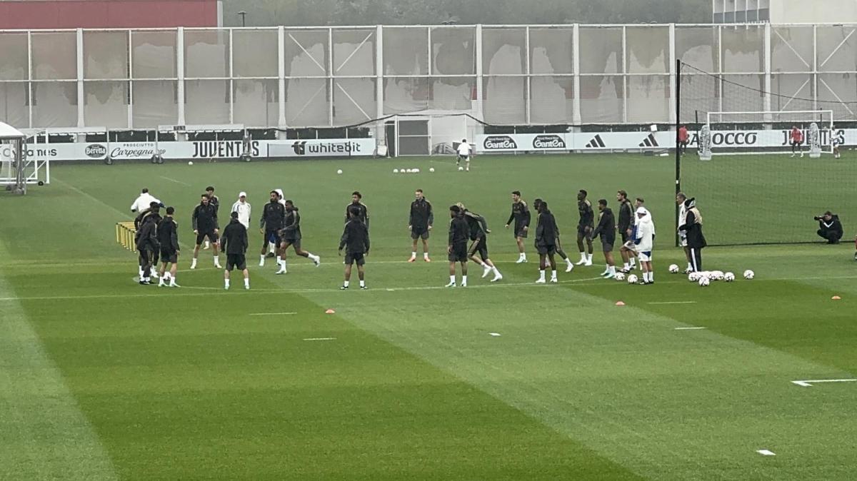 Allenamento in corso. Assenti in 6. Applausi a Domenichini che compie gli anni. Spalletti pensa ad alcune novità
