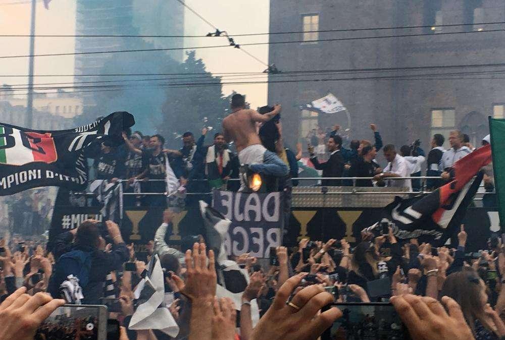 Pullman ultras Juve aggancia i cavi del tram: cinque feriti