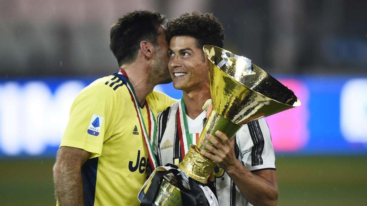 Ronaldo a quota 760 gol, Buffon gli fa i complimenti: "Qualcuno avresti potuto risparmiarmelo..."