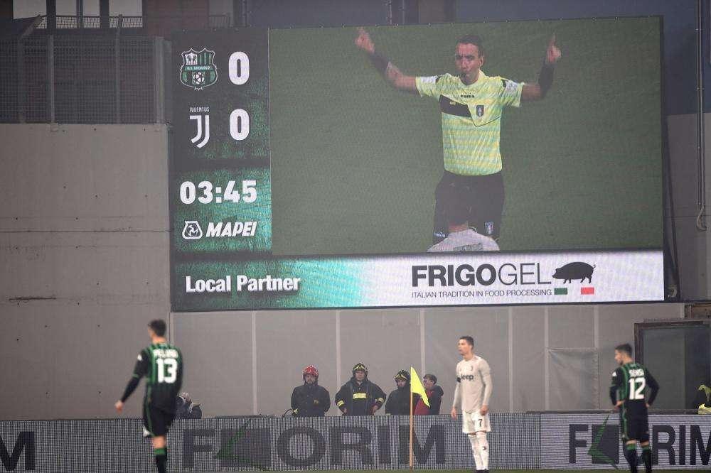 VAR: in Olanda decisione prese spiegate ai monitor dello stadio 