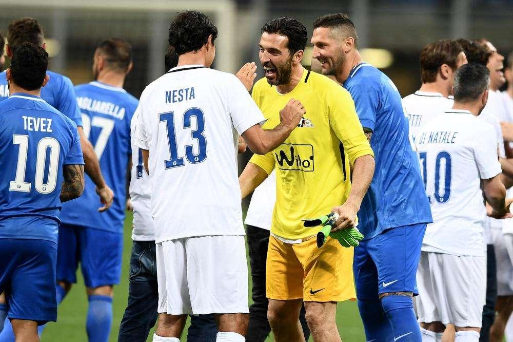 LIVE TJ - La Notte del Maestro - White Stars-Blue Stars 7-7 - Standing ovation per Pirlo, sostituito dal figlio Niccolò. San Siro acclama Buffon